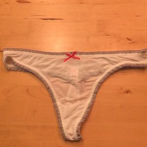 NWT Victoria’s Secret Pout thong M